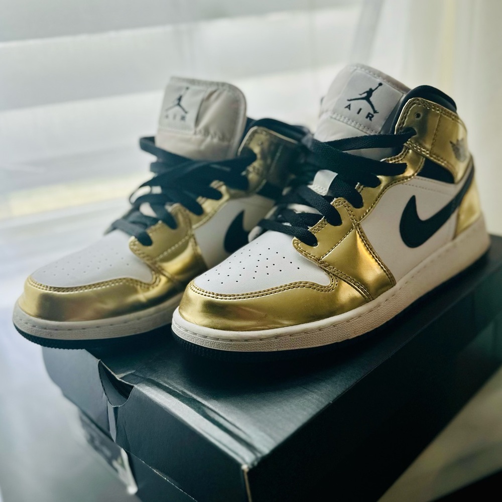 Nike Jordan 1 Metallic Gold Mid sz 6.5Y WOMENS 8